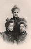 Behrensin sisaret vuonna 1900 surussa äitinsä kuoleman jälkeen