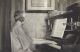 Sigrid Rinne soittaa pianoa